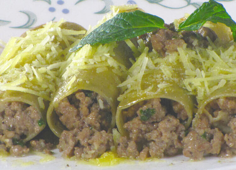 Canelones rellenos de carne de cerdo molida