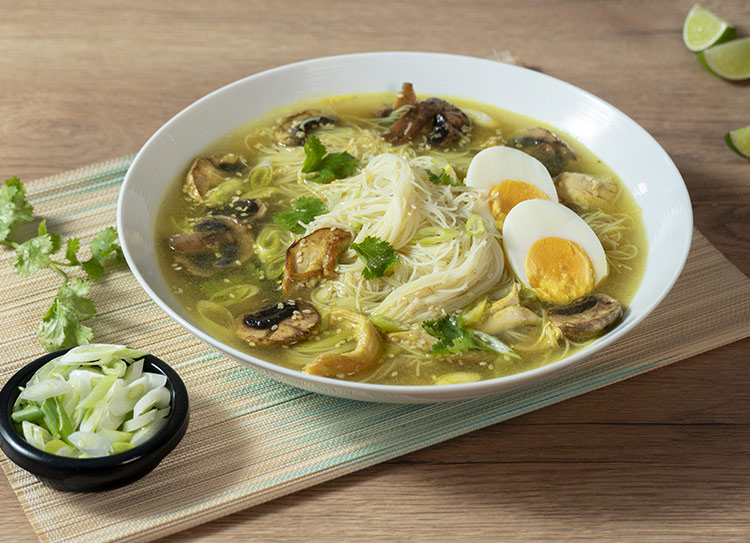 Sopa de pollo al jengibre con Vermicelli