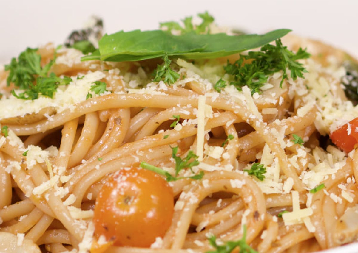 Spaghetti Doria con Tomates Cherry, Champiñones, Albahaca fresca y Salsa lista sabor Finas Hierbas (1)